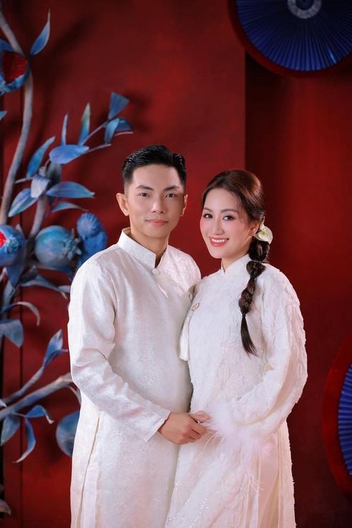 Trong công việc, Phan Hiển cũng luôn đồng hành cùng Khánh Thi. Cả hai cùng điều hành trung tâm đào tạo dancesport, hỗ trợ nhau trong việc huấn luyện và phát triển thế hệ trẻ. Sự phối hợp ăn ý không chỉ giúp họ thành công trong sự nghiệp mà còn củng cố thêm sự gắn kết trong đời sống hôn nhân. Với Phan Hiển, Khánh Thi không chỉ là người vợ mà còn là cộng sự quan trọng, người có thể cùng anh chia sẻ mọi áp lực và thành công.