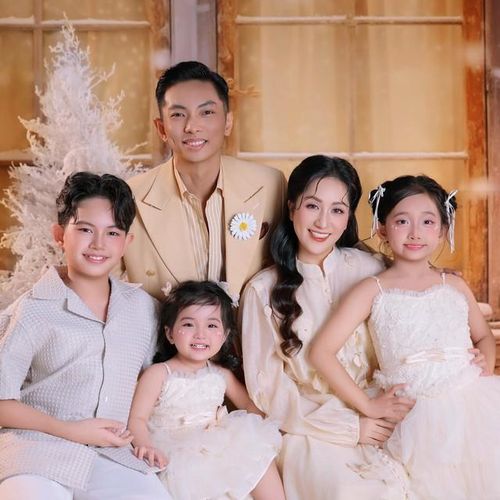 Sau tất cả, điều đọng lại trong câu chuyện tình của họ chính là sự chân thành. Phan Hiển không lựa chọn những cách thể hiện phô trương, mà thay vào đó là sự bền bỉ trong từng hành động nhỏ, sự kiên định trong việc bảo vệ gia đình và sự tôn trọng dành cho người bạn đời. Chính điều đó đã giúp anh ghi điểm trong mắt công chúng, đồng thời tạo nên một hình mẫu về người chồng hiện đại: yêu thương, trách nhiệm và luôn đặt gia đình làm ưu tiên hàng đầu.