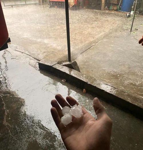 Nhiều viên đá có kích thước lớn rơi xuống làm vỡ mái ngói của người dân, một số công trình bị hư hỏng.