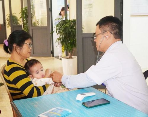 Kiểm tra sức khỏe cho trẻ trước khi tiêm chủng.