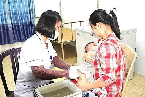 Tiêm vaccine phòng bệnh là cách tốt nhất để bảo vệ sức khỏe cho trẻ nhỏ.