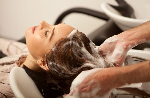 Để tóc không bị bết, cần gội đầu sạch ngay sau khi dùng mỡ lợn để hỗ trợ chải đầu dưỡng sinh