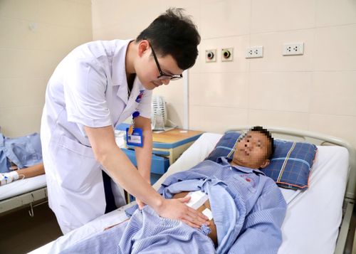 Bác sĩ thăm khám lại cho bệnh nhân sau phẫu thuật.