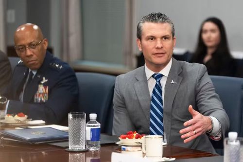 Bộ trưởng Chiến tranh Mỹ Pete Hegseth sa thải các cố vấn pháp lý quân sự vì đã “cản trở hoạt động tác chiến”.