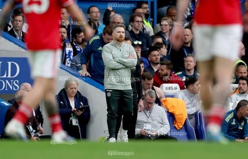 Thầy trò HLV tạm quyền Calum McFarlane thua ê chề ngay tại thánh địa Stamford Bridge. Ảnh: EPA.