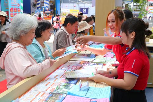 Du khách tìm hiểu tour tại ngày hội Du lịch TP.HCM. Ảnh: THU TRINH. 