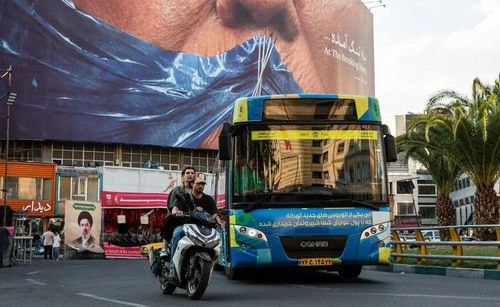  Quảng trường Valiasr tại Tehran hôm thứ Bảy, nơi đặt tấm áp phích lớn thể hiện việc đóng cửa eo biển Hormuz. Ảnh: The New York Times. 