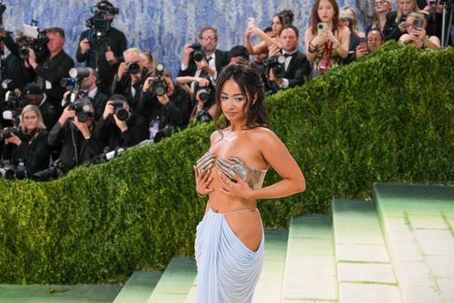  Ngôi sao YouTube Léna Mahfouf bán khỏa thân trong thiết kế có bộ tay được tạo hình điêu khắc. 