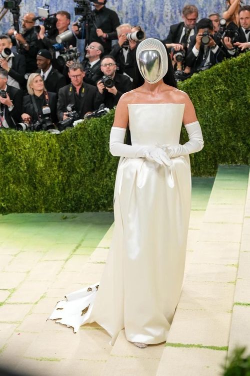  Katy Perry xuất hiện trong chiếc váy Stella McCartney lộng lẫy và chiếc mặt nạ lưới màu bạc, trước khi tiết lộ danh tính thật của cô. 