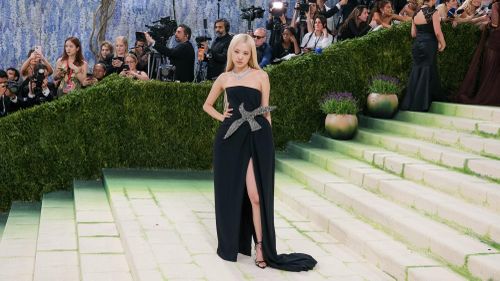  Rosé thanh lịch và sang trọng trong thiết kế từ Saint Laurent. Điểm nhấn của trang phục ở chi tiết cánh chim nhũ bạc. 