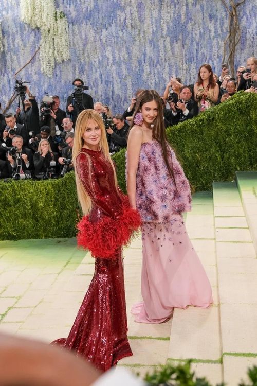  Nicole Kidman và con gái Sunday Rose Kidman Urban đều chọn những bộ trang phục bồng bềnh và có kết cấu đặc biệt nhưng của hai thương hiệu Chanel và Dior.