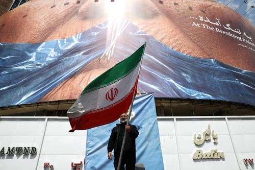  Hình ảnh tuyên truyền xuất hiện trên đường phố Tehran (Iran) khẳng định quyền kiểm soát của Iran tại eo biển Hormuz. Ảnh: Reuters. 
