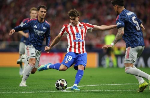 Ở Atletico, Alvarez không đơn thuần là người kết thúc. Anh tham gia từ khâu khởi phát, tạo áp lực, rồi trực tiếp góp mặt trong những pha bóng quyết định.
