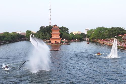 Vận động viên bay flyboard tại phố cổ Hoa Lư, Ninh Bình, chiều 30/4. Ảnh: Đơn vị cung cấp.