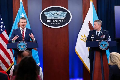 Bộ trưởng Chiến tranh Mỹ Pete Hegseth và Chủ tịch Hội đồng Tham mưu trưởng Liên quân, Tướng Dan Caine, chủ trì buổi họp báo về cuộc chiến tại Iran tại Lầu Năm Góc vào thứ Ba. Ảnh: Reuters.