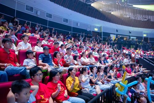 Đông đảo học sinh, sinh viên xem chương trình nghệ thuật miễn phí tại Rạp Xiếc và Biểu diễn đa năng Phú Thọ (TP.HCM) trong dịp lễ 30.4 và 1.5 vừa qua