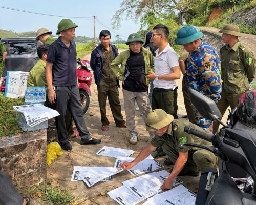 Các trinh sát phòng Cảnh sát hình sự Công an Hà Tĩnh phối hợp với Công an xã Sơn Tiến, kiểm lâm địa bàn đã nỗ lực truy tìm nghi phạm trong nhiều ngày liền. Ảnh: Công an Hà Tĩnh