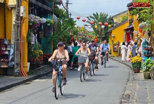 Du khách đạp xe tham quan, khám phá phố cổ Hội An