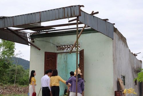 Ủy ban MTTQ Việt Nam tỉnh Nghệ An, đại diện chính quyền xã Quỳ Hợp thăm hỏi người dân bị mưa đá làm thủng nhà