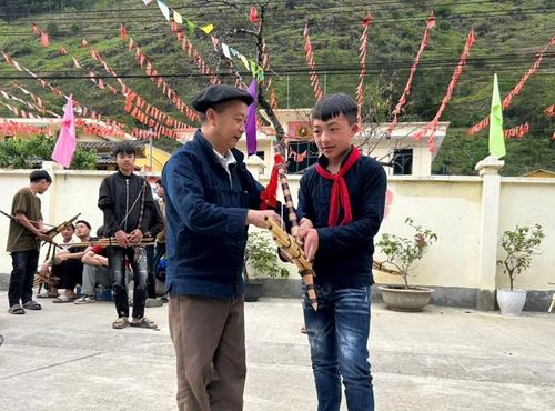 Các học viên được các nghệ nhân giàu kinh nghiệm trực tiếp truyền dạy kỹ năng thổi, múa khèn