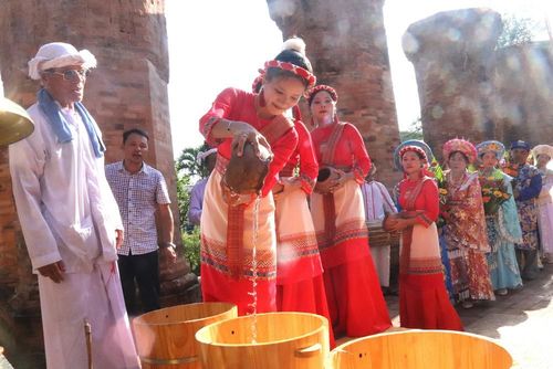 Thiếu nữ Chăm và thiếu nữ Việt trong trang phục truyền thống tham gia nghi lễ dâng nước lên Thánh Mẫu. Ảnh: Đặng Tuấn –TTXVN