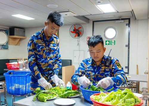 Với điều kiện hành quân nhiều ngày trên biển, số lượng đại biểu lớn, bảo đảm vệ sinh an toàn thực phẩm là tiêu chí luôn được đặt lên hàng đầu.