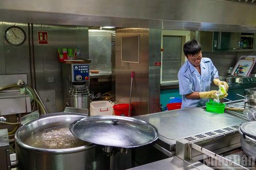Dựa trên số lượng người, tiêu chuẩn khẩu phần và thực đơn, lực lượng hậu cần tính toán chính xác lượng thực phẩm, gia vị, rau củ cần dự trữ cho suốt chuyến đi.