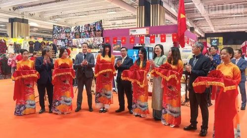 Sắc màu Việt Nam nổi bật tại Khu vực triển lãm châu Á.