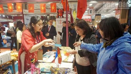 Giới thiệu các điểm du lịch hấp dẫn tới khách tham quan quốc tế.