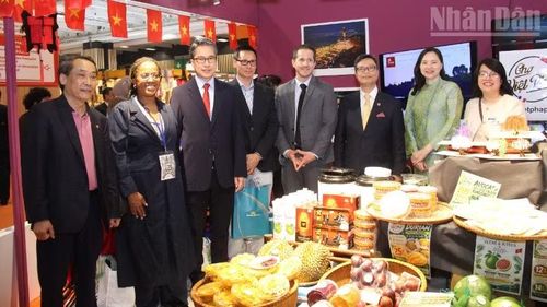 Đại sứ Trịnh Đức Hải, Đại sứ Nguyễn Thị Vân Anh, Giám đốc Hội chợ Paris Steven Abajoli, Đạo diễn-Nghệ sĩ Ưu tú Tăng Thanh Sơn, Phó Giám đốc Trung tâm Văn hóa Việt Nam tại Pháp, Tham tán-Trưởng Thương vụ Việt Nam tại Pháp Vũ Anh Sơn tham quan các gian hàng Việt Nam.