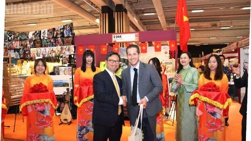 Đại sứ Trịnh Đức Hải và Giám đốc Hội chợ Paris Steven Abajoli đánh giá cao các hoạt động quảng bá văn hóa và sản phẩm truyền thống Việt Nam.