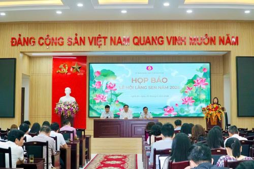 Quang cảnh buổi họp báo.