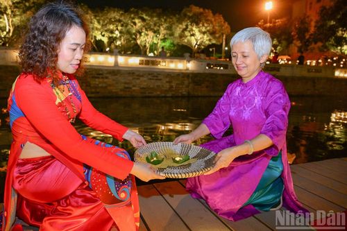 Du khách tự tay làm và thả đèn hoa đăng.