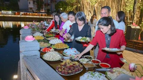 Du khách thưởng thức những món chay thanh tịnh. (Ảnh: BẢO LONG)