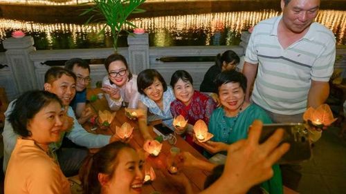 Người tham dự háo hức làm đèn hoa đăng. (Ảnh: BẢO LONG)