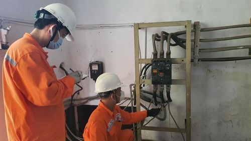Điện lực TP HCM kiểm tra hệ thống điện nhằm bảo đảm công tác cung cấp điện an toàn, hiệu quả. Ảnh: LÊ TỈNH