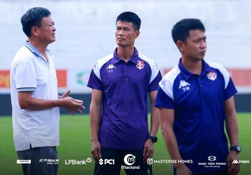 HLV Đặng Văn Thành (giữa) trao đổi cùng chủ tịch CLB ông Văn Trần Hoàn (trái)