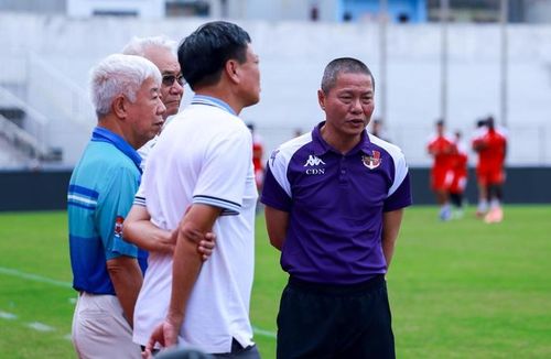 HLV Chu Đình Nghiêm (phải) giữ vai trò GĐKT đội bóng đất Cảng