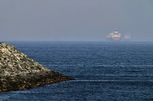 Tàu chở hàng tại vùng biển gần eo biển Hormuz. Ảnh: The Washington Times 