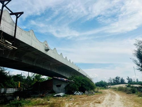 Cầu Nghĩa Tự hiện đã ngừng thi công do vướng mặt bằng.