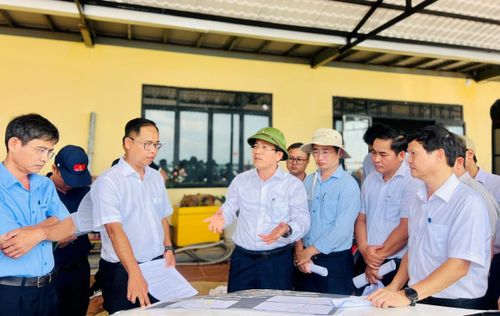 Phó Chủ tịch UBND thành phố Đà Nẵng Trần Nam Hưng cùng đoàn công tác kiểm tra thực tế.