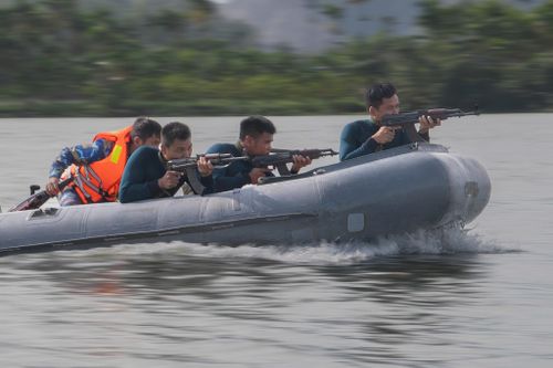  Bộ đội đặc công nước (thuộc Quân chủng Hải quân) huấn luyện đánh chiếm mục tiêu. Ảnh: QUÂN CHỦNG HẢI QUÂN 