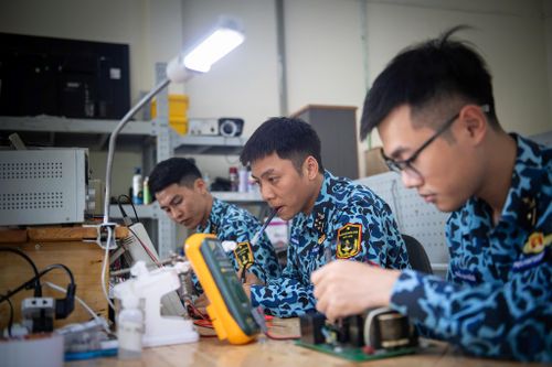  Thủy thủ tàu ngầm tích cực nghiên cứu khoa học để làm chủ đại dương. Ảnh: QUÂN CHỦNG HẢI QUÂN 
