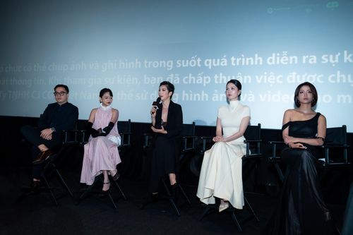 Ê-kíp đoàn phim giao lưu sau suất chiếu ra mắt đầu tiên. Ảnh: ĐPCC
