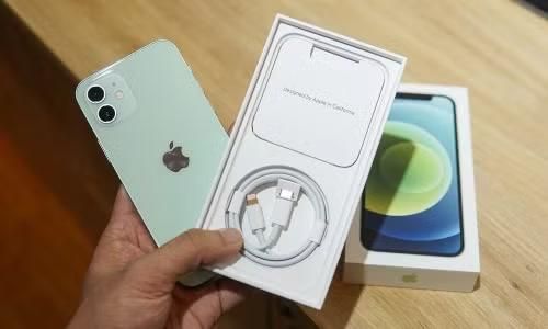 Các dòng phụ kiện của iPhone cũng đang có đà giảm giá giúp nhiều người dùng có thể tiếp cận.