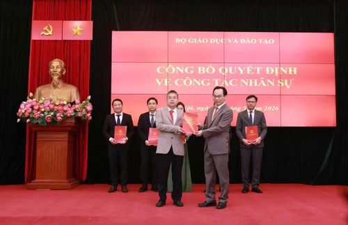 Bộ trưởng Hoàng Minh Sơn trao quyết định cho ông Hoàng Bách Việt.