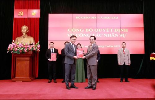 Bộ trưởng Hoàng Minh Sơn trao quyết định cho ông Trần Thanh Đạm.