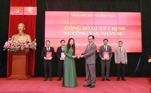 Bộ trưởng Hoàng Minh Sơn trao quyết định cho bà Nguyễn Thị Hạnh.