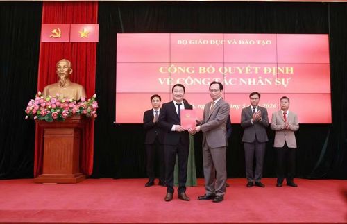 Bộ trưởng Hoàng Minh Sơn trao quyết định cho ông Trần Hải Toàn.