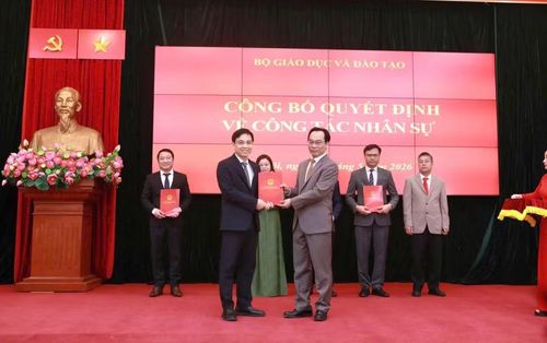Bộ trưởng Hoàng Minh Sơn trao quyết định cho ông Đinh Ngọc Dinh.